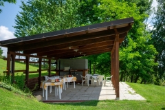 casolare-rosa-gazebo-in-giardino