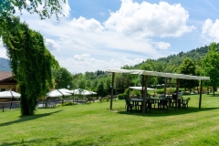 casolare-rosa-gazebo-nel-giardino