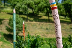 casolare-rosa-sentiero-pali-colorati