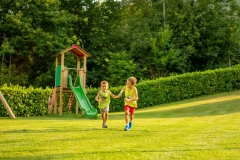 casolare-rosa-parco-giochi-bimbi