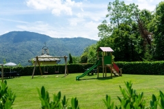 casolare-rosa-parco-giochi-scivolo